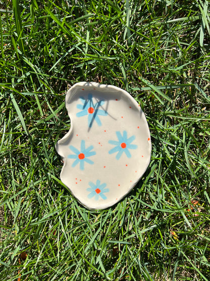 Baby Blue Daisy Oyster Plate