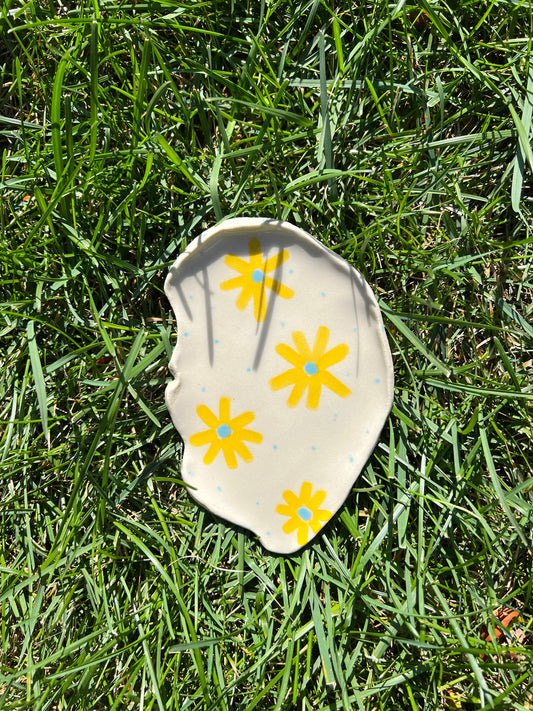 Yellow Daisy Oyster Plate